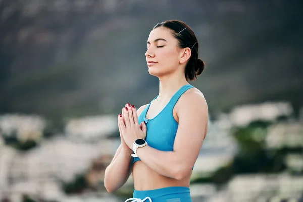禅の瞑想 精神的なフィットネス 精神的な健康と健康的な信仰の運動のための手と女性の屋外を祈る チャクラのウェルネストレーニングと自然の中での平和の考え方の動機またはマインドフルネス — ストック写真