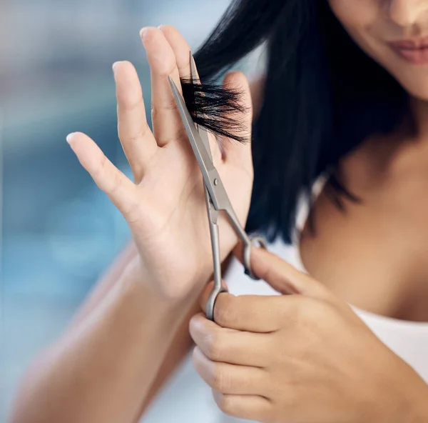Догляд Волоссям Руки Жінка Ножицями Догляду Зачіскою Рутини Догляд Волоссям — стокове фото