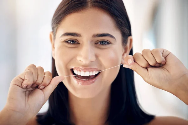 Nić Dentystyczna Pielęgnacja Jamy Ustnej Zębów Zdrowymi Zębami Kobieta Czyszcząca — Zdjęcie stockowe