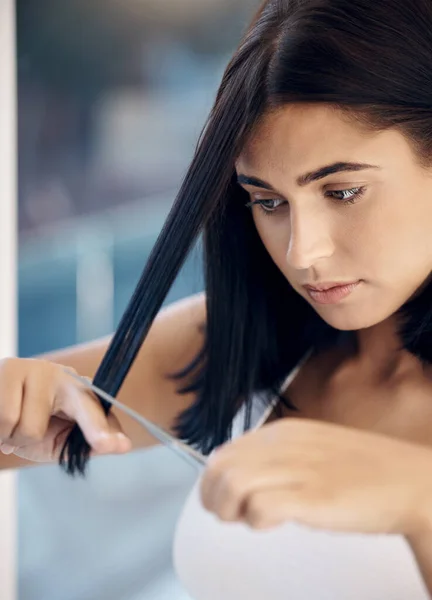 Kecantikan Gunting Dan Wanita Memotong Rambut Untuk Salon Perawatan Rambut — Stok Foto