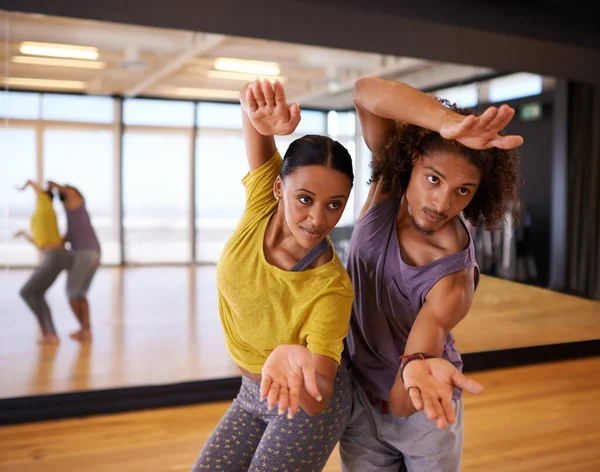 Arbeta Tillsammans Mot Perfekt Föreställning Två Ungdomar Som Tränar Dansstudio — Stockfoto