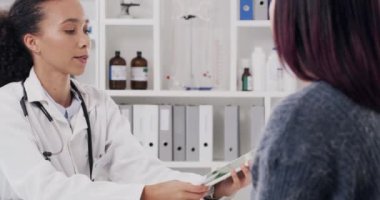 Doktor, klinikteki reklâm ve sağlık hizmetleri pazarlaması için krom anahtar modeli ile tablet ve hasta danışmanlığı. Tıbbi kadın danışmanlık yapıyor ya da yeşil ekranlı dokunmatik ekranı gösteriyor.