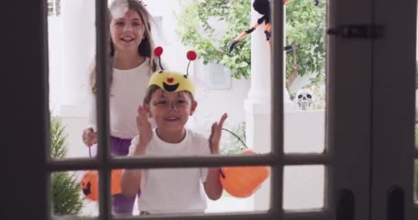 Halloween Nyaralás Gyerekek Cukorka Ünnepelni Trükk Vagy Csíny Környéken Ház — Stock videók