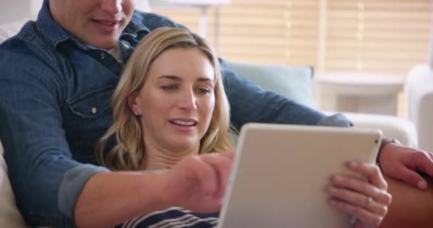Sofa Tablet Para Surfing Internet Zakupy Online Lub Informacje Stronie — Wideo stockowe