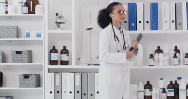 Mujer Científico Laboratorio Portapapeles Control Existencias Química Gestión Soluciones Médicas — Vídeos de Stock