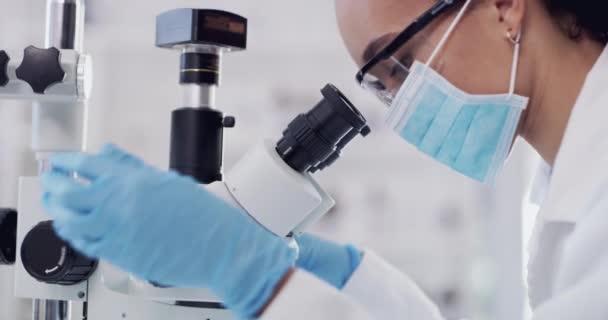 Ilmu Covid Mask Penelitian Dan Mikroskop Karyawan Wanita Bekerja Pada — Stok Video