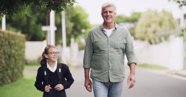 Familia Abuelo Caminar Con Niño Escuela Barrio Australiano Para Hablar — Vídeo de stock