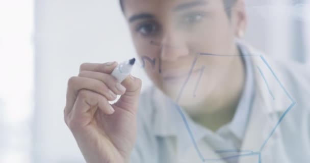 研究室の科学 イノベーション 女性が ガラスのホワイトボードに焦点を当てたデータを書いています 研究室計画の女性科学者 ビジョンと将来の医療イノベーション — ストック動画