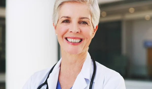 Cuidado Salud Mujer Médico Senior Retrato Confianza Liderazgo Investigación Seguro —  Fotos de Stock