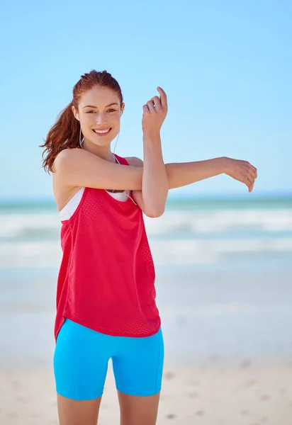 Plaj Fitness Vücut Isısını Arttırmak Için Antrenman Yapan Kadın Egzersiz — Stok fotoğraf