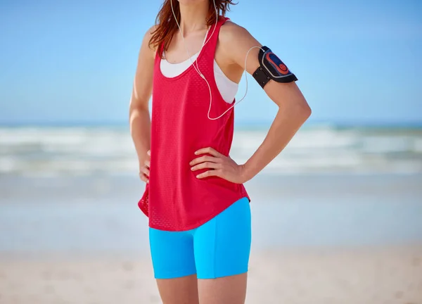 Koşucu Kadın Plaj Fitness Kulaklıklı Kulaklık Spor Okyanustaki Eğitim Motivasyonu — Stok fotoğraf