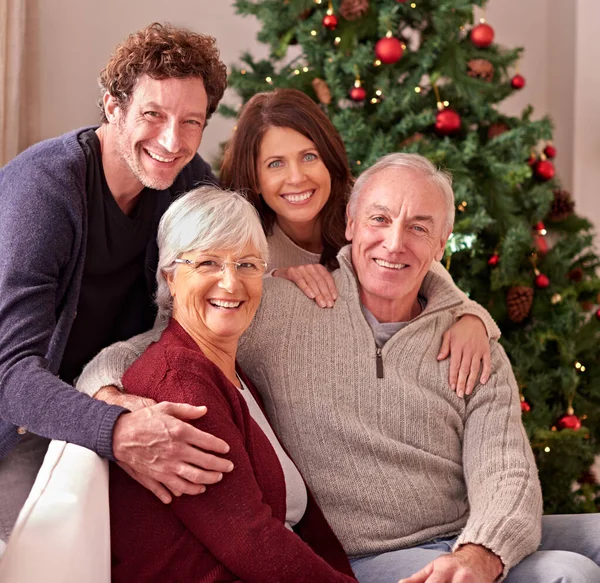 幸福的家庭 肖像画和祖父母与女儿和儿子一起庆祝圣诞节 年事已高的父母 男人和女人都喜欢在寒假里共度良宵或睡沙发 — 图库照片