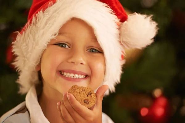 Різдво Маленька Дитина Печивом Посмішкою Портреті Відпустці Святкуванні Сімейному Будинку — стокове фото