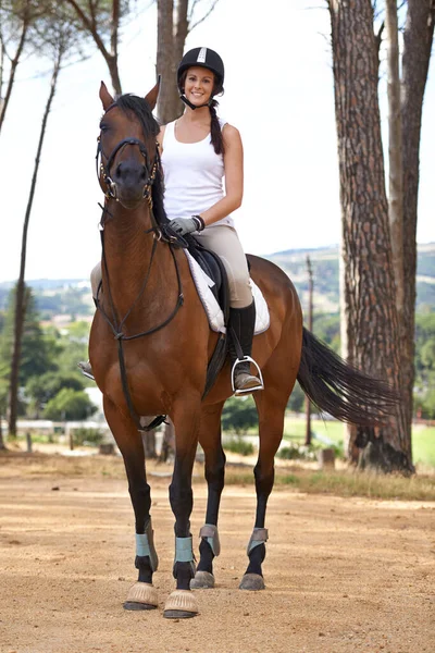 フィールド上の馬との経験や専門的な訓練のための農場で乗馬 乗馬や女性 オーストラリアの自然環境で乗馬のスポーツ 肖像画 — ストック写真