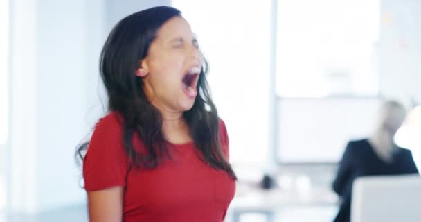 職場での不満 精神衛生の仕事のストレスからの怒りの顔を持つ黒人女性 燃え尽きて悲鳴 職場で大声で叫ぶ女性従業員の叫び 内訳と不満 — ストック動画