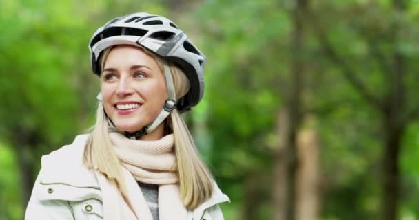 森や森の中の女性 サイクリングやバイカー 安全のためのヘルメットと屋外フィットネス 幸せとニューヨークでの冒険のための自転車に乗ると旅行 ビューと自然と環境に優しいサイクリスト — ストック動画