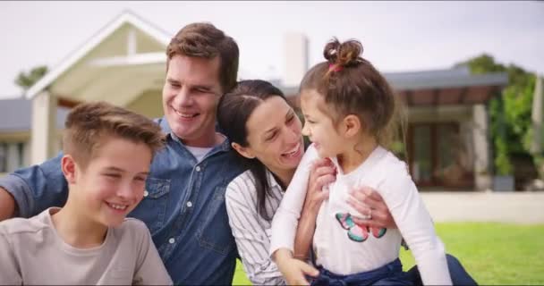 Glückliche Familie Außenporträt Und Immobilien Neuer Hauskredit Und Traumhaus Bauhypothek — Stockvideo