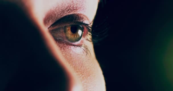 Zelené Oko Žena Zvětšení Obličeje Pro Vidění Zaostření Žáka Při — Stock video