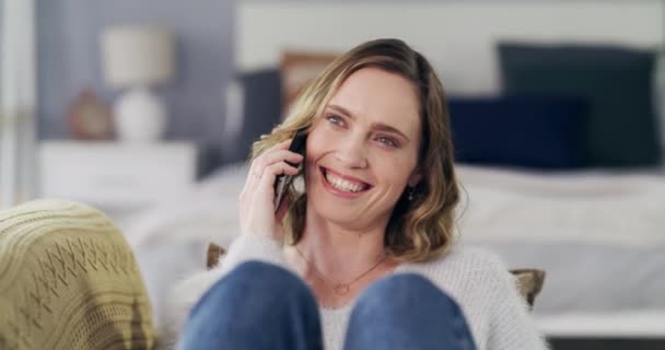 Kadın Cep Telefonu Konuşmaları Mutlu Bir Şekilde Telefonla Konuşan Birinin — Stok video