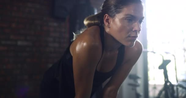 Kadın Fitness Yorgun Bir Sporcunun Sağlık Sağlık Spor Salonunda Ter — Stok video