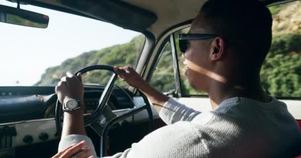 Samochodowa Wycieczka Podróże Szczęśliwy Czarny Człowiek Bawiący Się Odkrytym Zwiedzanie — Wideo stockowe