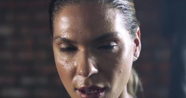Kvinna Porträtt Och Fitness Motivation Ansikte Idrottsman Efter Träning Fitness — Stockvideo