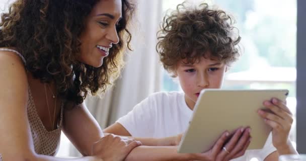 Matka Dziecko Learning Tablecie Cyfrowym Studiujących Razem Wideokonferencji Lub Studenckiej — Wideo stockowe