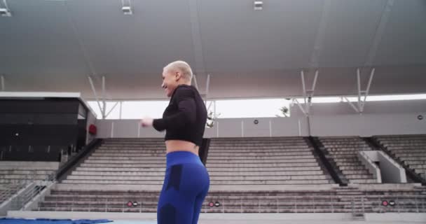 Fitness Stadion Kobieta Świętowaniu Sukcesu Zadowolony Zwycięstwa Sportowców Osiągnięć Uśmiech — Wideo stockowe