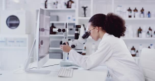 Επιστήμη Γιατρός Επιστήμονας Γυναίκα Μικροσκόπιο Και Υπολογιστή Για Αναλύσεις Εμβολίων — Αρχείο Βίντεο