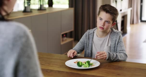 Bambino Infelice Mangia Broccoli Verdure Una Dieta Sana Equilibrata Del — Video Stock