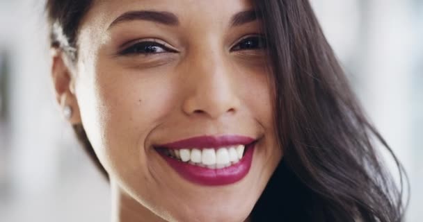 인도에서 행복하고 치아를 가지고 모습을 미소짓고 화장품 건강을 여성의 — 비디오