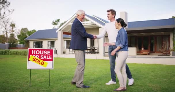 Immobilienmakler Ehepaar Und Immobilie Mit Handschlag Verkauften Beschilderung Oder Danke — Stockvideo