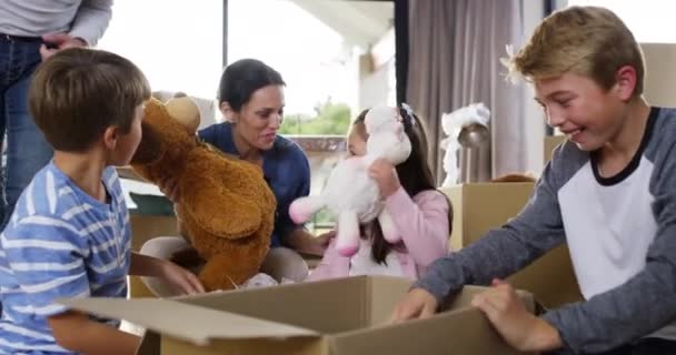 Familie Verhuizen Kinderen Helpen Met Het Uitpakken Van Broertjes Zusjes — Stockvideo