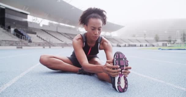 Černoška Běžkyně Která Natahuje Pro Fitness Běhání Sportovní Závod Maratonský — Stock video