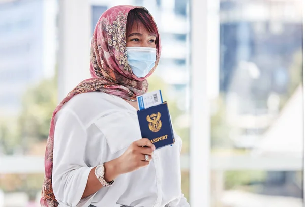 마스크 히잡등을 여성들 소지하고 이란에서 비행하기 세계적 서비스를 강화하고 서류를 — 스톡 사진