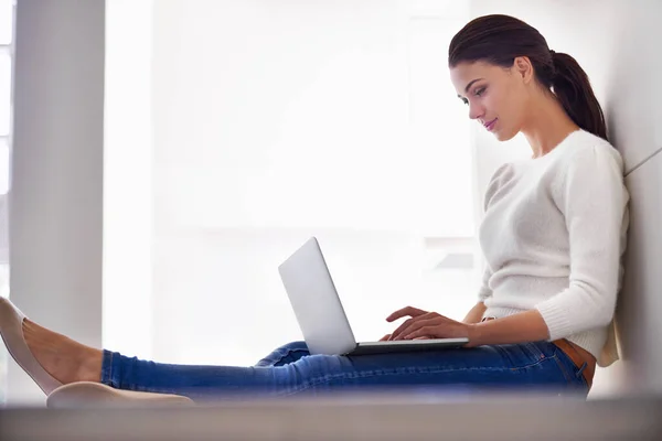 Just More Minutes Online Beautiful Young Woman Sitting Her Floor — Stock Photo, Image