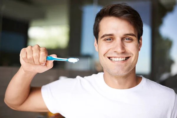 Manter Brancos Perolados Limpos Jovem Escovando Dentes — Fotografia de Stock
