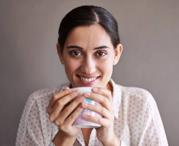 Sakin Bir Fincan Çay Genç Güzel Bir Kadın Sıcak Bir — Stok fotoğraf