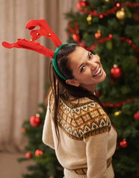 Χριστουγεννιάτικο Δέντρο Είναι Έτοιμο Πορτρέτο Μιας Ελκυστικής Νεαρής Γυναίκας Που — Φωτογραφία Αρχείου