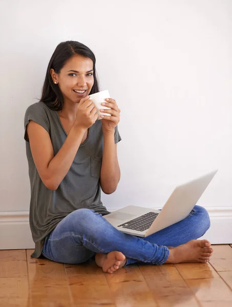 Bezprzewodowy Zrelaksowany Portret Młodej Kobiety Siedzącej Podłodze Pijącej Kawę Używającej — Zdjęcie stockowe