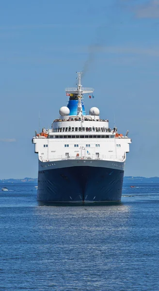 Time Take Cruise Cruise Ship Sailing Its Destination Sunny Afternoon — Stock Photo, Image