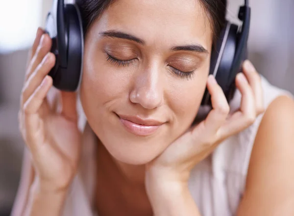 ビートに乗り込む 自宅でリラックスしながら音楽を聴いている若い女性が — ストック写真