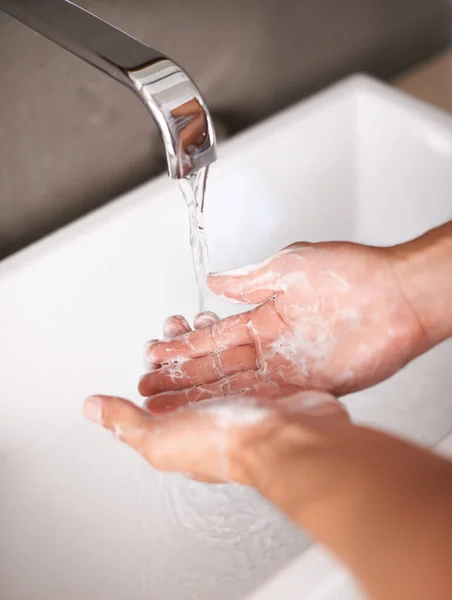 Utrzymanie Zdrowia Dzięki Dobrym Praktykom Higienicznym Człowiek Myjący Ręce — Zdjęcie stockowe