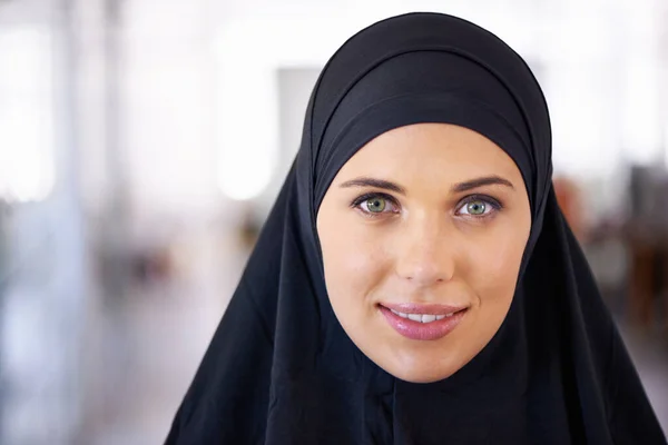 Ihre Schönheit Offenbart Sich Porträt Einer Muslimischen Frau Mit Hidschab — Stockfoto