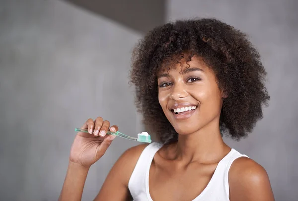 Sprawi Mój Uśmiech Będzie Lśnił Młoda Kobieta Myje Zęby — Zdjęcie stockowe