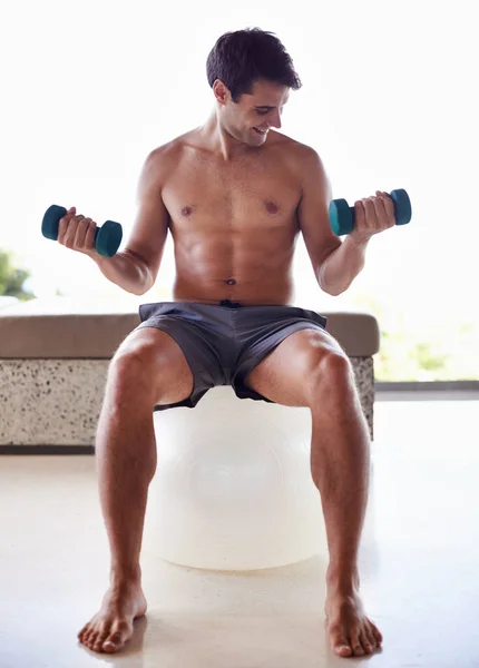 Levantas Joven Musculoso Levantando Pesas Mientras Está Sentado Una Pelota —  Fotos de Stock