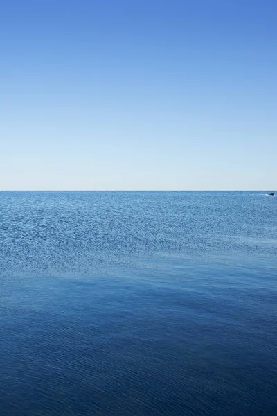 晴朗的天空和平静的海水 清澈的天空下平静的大海 — 图库照片