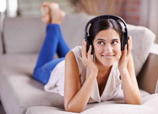 Entrar Nas Batidas Uma Jovem Mulher Ouvindo Música Enquanto Relaxa — Fotografia de Stock