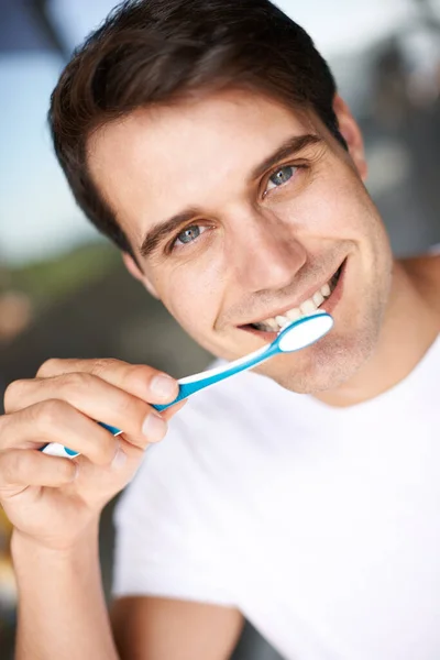 Eine Gute Zahnhygiene Praktizieren Nahaufnahme Eines Jungen Mannes Beim Zähneputzen — Stockfoto