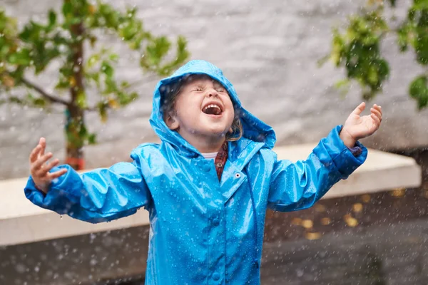 Yağmur Damlaları Mutluluk Dışarıda Yağmurun Tadını Çıkaran Genç Bir Kız — Stok fotoğraf